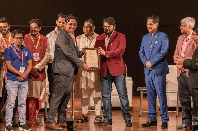 Mr. Arunava Chatterjee receiving The Best Startup Idea Award from Mr. Babul Supriyo, the Minister of IT and Tourism Department, Government of West Bengal